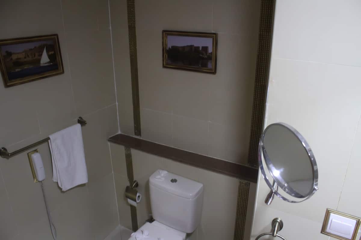 Duschwanne, Hydromassagedusche, Haartrockner, Bademäntel