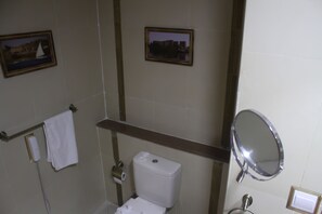 Duschwanne, Hydromassagedusche, Haartrockner, Bademäntel