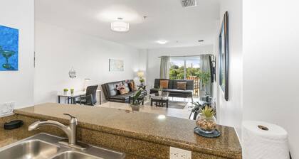 Stylish 2-Bedroom Apt, Free Parking, Walkable