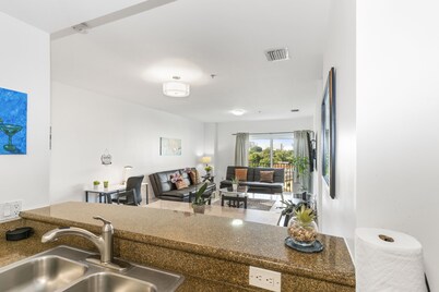 Stylish 2-Bedroom Apt, Free Parking, Walkable