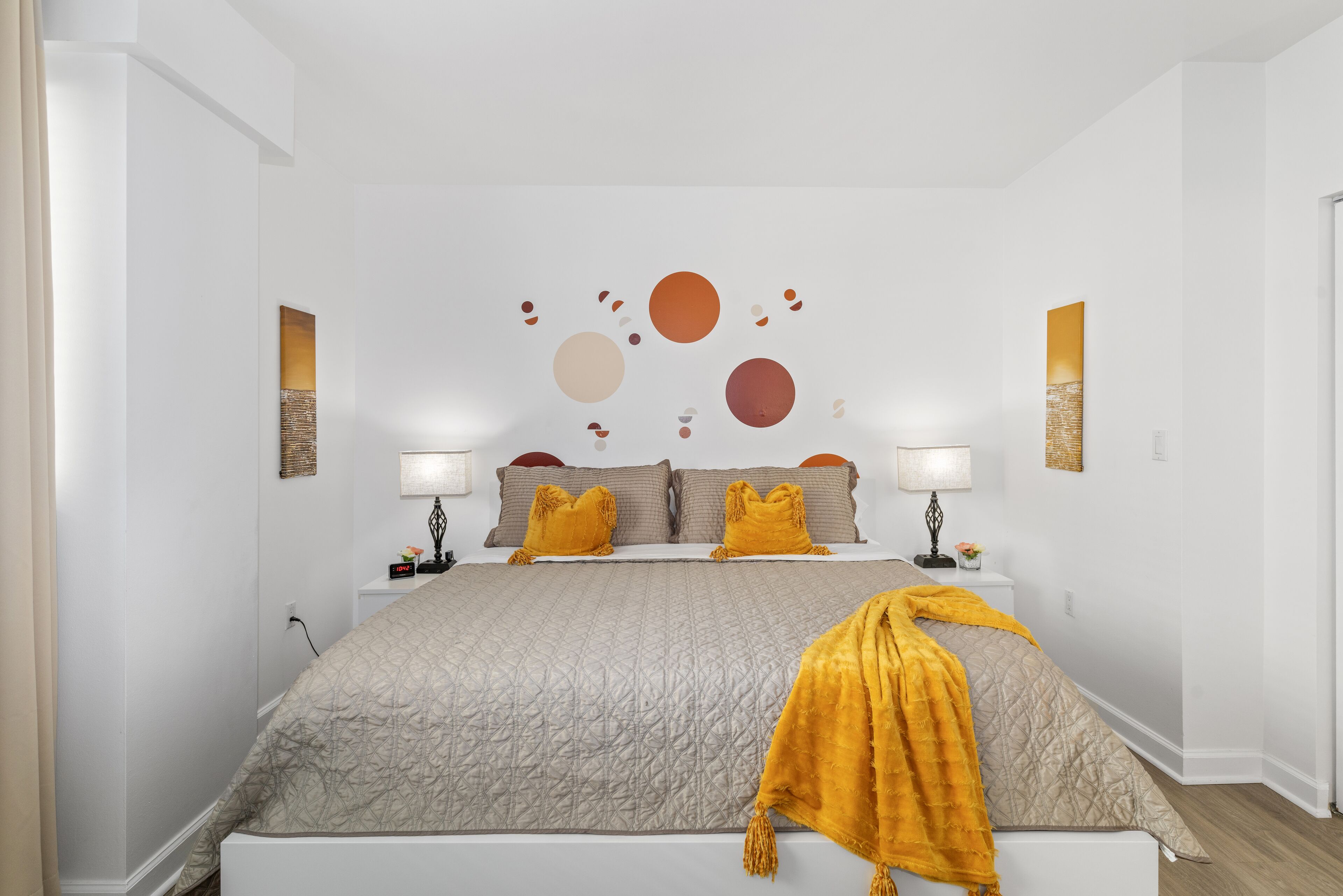 2 bedrooms, in-room safe, desk, iron/ironing board