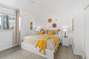 2 makuuhuonetta, tallelokero huoneessa, työpöytä, silitysrauta/-lauta