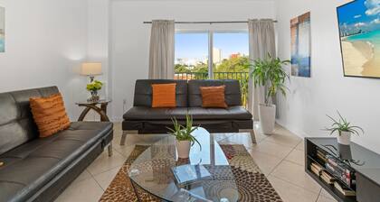 Stylish 2-Bedroom Apt, Free Parking, Walkable