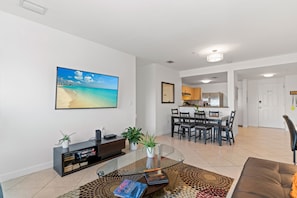 Smart TV, books - Stylish 2-Bedroom Apt, Free Parking, Walkable (Miami)