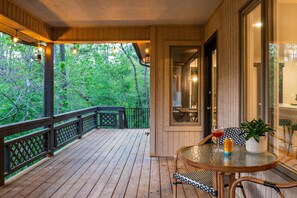 Outdoor dining - Secluded Mod Lodge - On Trail Near Waterfall - 2 King Suites! (Bella Vista)