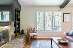 Smart TV, fireplace, books, stereo - Secluded Mod Lodge - On Trail Near Waterfall - 2 King Suites! (Bella Vista)