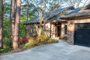 Exterior - Secluded Mod Lodge - On Trail Near Waterfall - 2 King Suites! (Bella Vista)