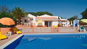 A pool area with a clear blue pool, white balustrades, and yellow lounge chairs. - Villa Mariposa, Lagos beach, private pool (Lagos)
