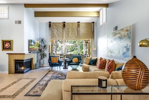 Smart TV, chimenea, libros y impresora