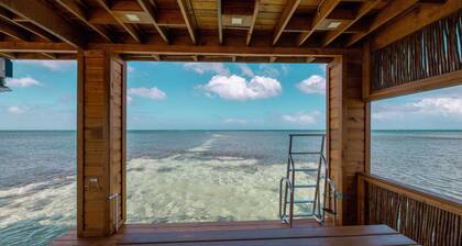 Never Winter Beachfront 3 Bedroom House with Private pool