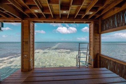 Never Winter Beachfront 3 Bedroom House with Private pool 