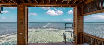Never Winter Beachfront 3 Bedroom House with Private pool