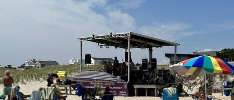 En la playa y camastros