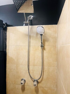 Hair dryer, towels, soap, shampoo - Modern Studio in Puerto Nuevo – Cozy, Convenient & Complete (San Juan)