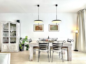 Dining - Abbott apartment - 100m2 - 3 bedrooms, living room, 2 terraces, 1 min to beach (Sitges)