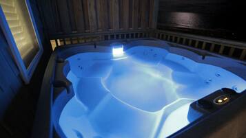 Tina de hidromasaje al aire libre