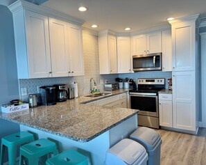 Fridge, microwave, oven, stovetop - Oceanfront, Hot Tub, 2 Kings, 2 Bunks (Surf City)