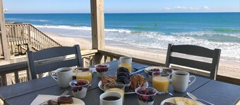 Oceanfront, Hot Tub, 2 King Beds, 2 Bunk Rooms!