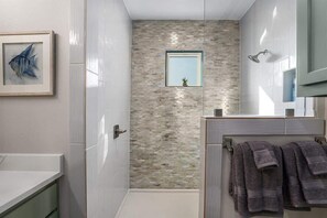 Shower, hair dryer, towels, shampoo - Luxury Lake Retreat w/ Pool, Spa, Kayaks & Views! (Rockport)