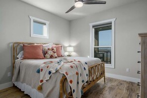 4 bedrooms, iron/ironing board, WiFi, bed sheets - Luxury Lake Retreat w/ Pool, Spa, Kayaks & Views! (Rockport)