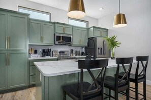 Kjøleskap, mikrobølgeovn, ovn og kokeplater