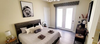 Modern 1 bedroom private suite - FREE parking on premises