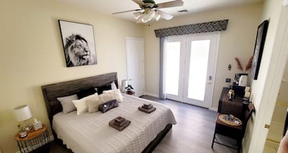 Modern 1 bedroom private suite - FREE parking on premises