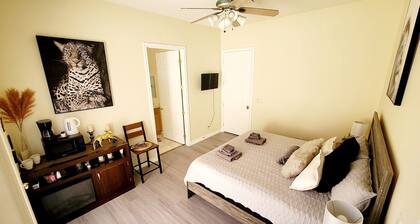 Modern 1 bedroom private suite - FREE parking on premises
