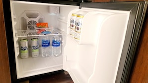 Ein Kühlschrank mit Gefrierfach, gefüllt mit Getränken und Snacks.