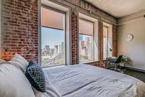 3 室のベッドルーム、デスク、アイロン / アイロン台、旅行用ベビーベッド