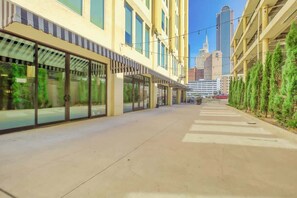 Property grounds - Amyfinehouse | Breakfast + Valet + Gym + Group Stay (Dallas)