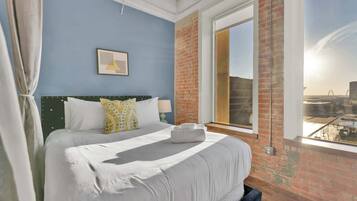 3 bedrooms, desk, iron/ironing board, travel crib