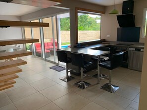 Fridge, microwave, oven, stovetop - Contemporary villa close to all amenities (Puna'auia)