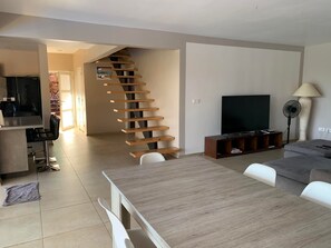 Dining - Contemporary villa close to all amenities (Puna'auia)