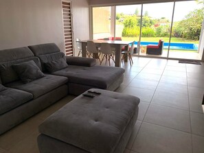 Smart TV - Contemporary villa close to all amenities (Puna'auia)