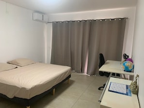 3 quartos, escrivaninha, ferros/tábuas de passar roupa, berço de viagem