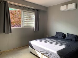 3 bedrooms, desk, iron/ironing board, travel cot - Contemporary villa close to all amenities (Puna'auia)