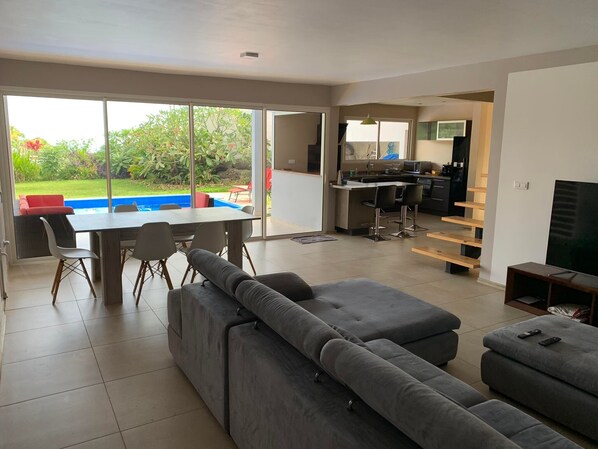 Smart TV - Contemporary villa close to all amenities (Puna'auia)