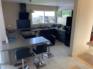 Fridge, microwave, oven, stovetop - Contemporary villa close to all amenities (Puna'auia)