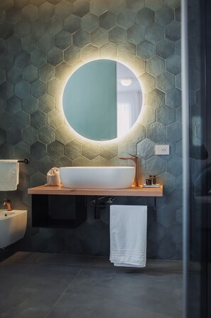 Regadera, secadora de cabello, bidet, toallas 