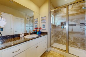 Combined shower/tub - Beautiful Townhome with Community Pool, Pet Friendly (Port Aransas)