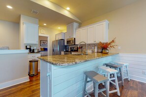 Kjøleskap, mikrobølgeovn, ovn og kokeplater