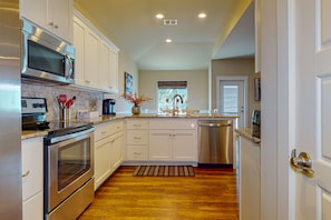Fridge, microwave, oven, stovetop - Beautiful Townhome with Community Pool, Pet Friendly (Port Aransas)