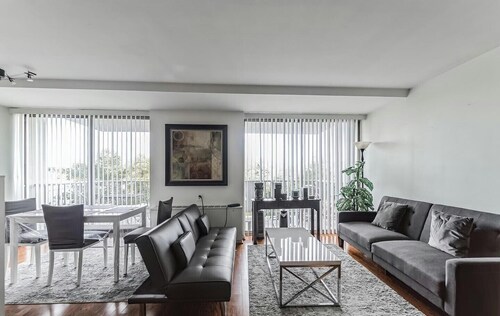 Lovely Duplex Apartment - Free Garage parking close to DC