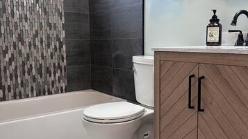 Combined shower/bathtub, jetted bath, hair dryer, towels