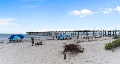 Scenic Caswell Beach! 3 Mins to Beach & Pool. Clean + Conveniently Located