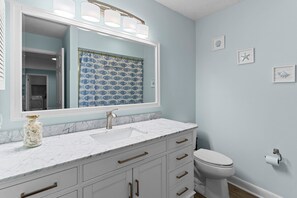 Combined shower/bathtub, hair dryer, towels, soap