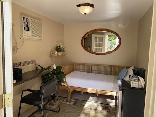 Hidden Gem! 1-bedroom studio, WIFI and Parking.