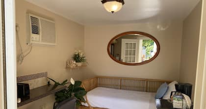 Hidden Gem! 1-bedroom studio, WIFI and Parking.