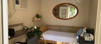 Hidden Gem! 1-bedroom studio, WIFI and Parking.